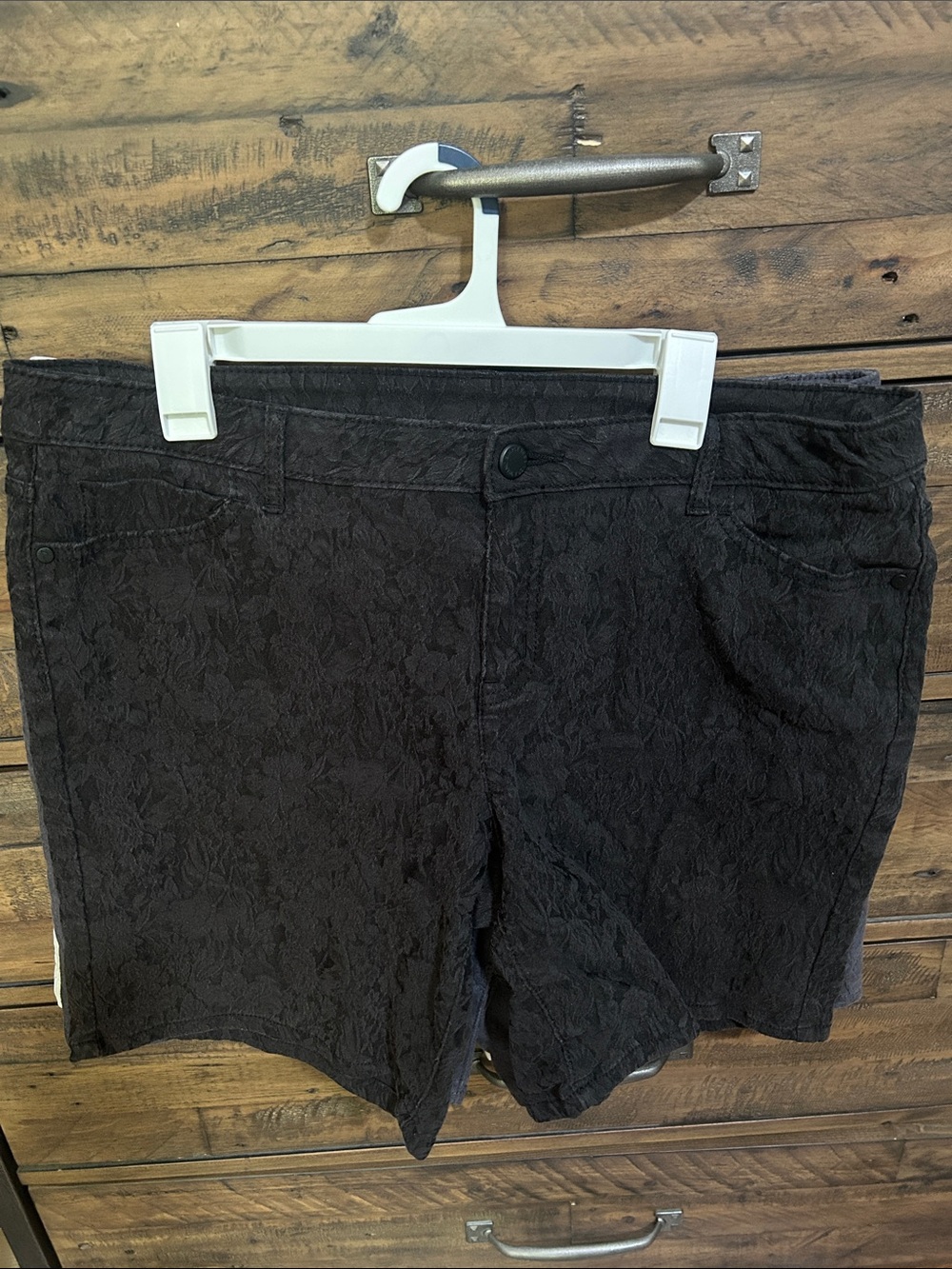 Simply Vera Vera WangbTextured Floral Bermuda Shorts Set of 3. Blk/white/gray